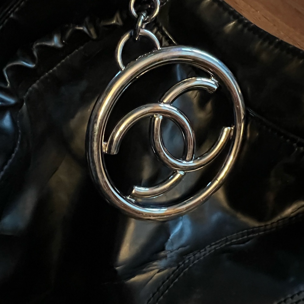 Chanel Vintage Cabas Patent Leather Tote Black XL preowned 2008 - Picture 4 of 16